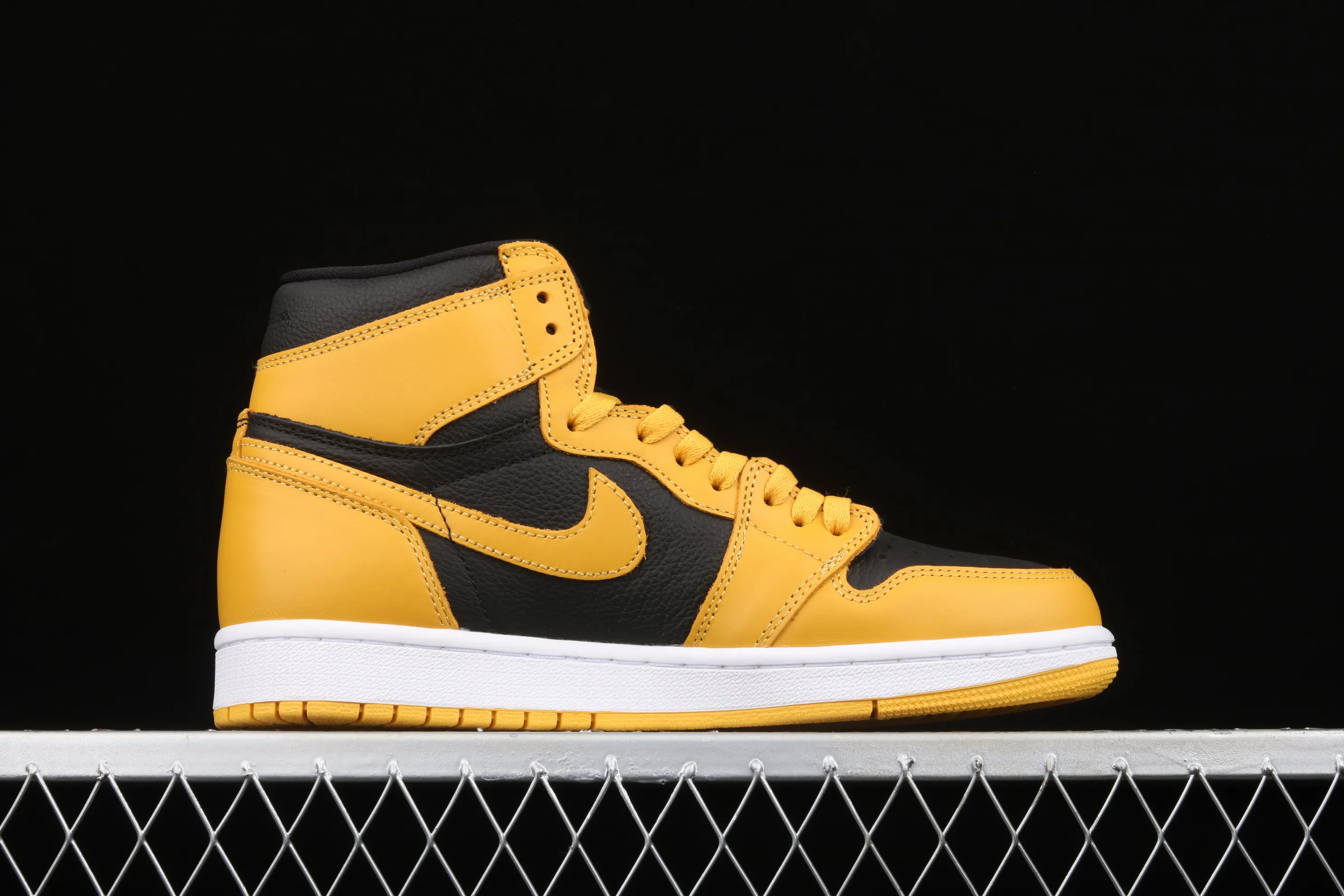 All categories Air Jordan Jordan series basketball shoes Air Jordan 1 High L version Air Jordan 1 High OG "Pollen" AJ1 Joe 1 black and yellow 555088-701